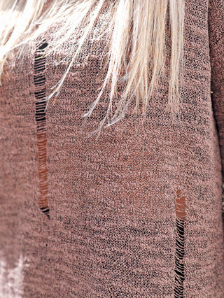 #VDR Knit Sweater mink: Strickpulli mit abgerundetem Saum, Used-Looks und Labelpatch, aus weichem Materialmix, ideal für urbane Outfits mit Skinny-Jeans oder Lederleggings.