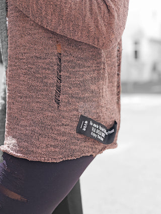 #VDR Knit Sweater mink, ein Strickpulli mit softer Materialmischung, dezenten Used-Looks und abgerundetem Saum. Perfekt für einen urbanen Look, ideal kombinierbar mit Skinny-Jeans oder Lederleggings.