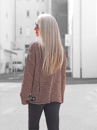 #VDR Knit Sweater mink: Strickpullover mit dezenten Used-Looks, abgerundetem Saum und Labelpatch. Materialmix aus Baumwolle und Acryl sorgt für Komfort und moderne Optik. Perfekt zu Skinny-Jeans kombinierbar.