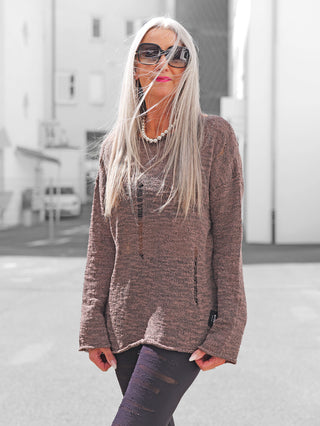 #VDR Knit Sweater mink in Braun, weicher Materialmix mit Used-Looks und Laufmaschen, abgerundeter Saum, Labelpatch unten, ideal zu Skinny-Jeans oder Lederleggings für urbanen Chic.