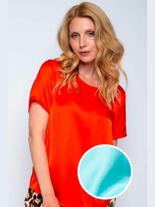 Emily Bluse aqua 156100: Rundhals-Shirt mit modernem Halbarm und offenen Kantenblenden an Ausschnitt und Ärmelabschluss, aus cooler Viskose-Satinware, gerade Passform, getragen von einem 172 cm großen Model in Größe 36.