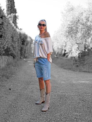 OFF#DLY Denim Short lightblue: Locker geschnittene hellblaue Denim-Shorts mit elastischem Bund, beigen Gürtel, umgeschlagenen Beinabschlüssen und Eingrifftaschen, ideal für entspannte Sommertage.
