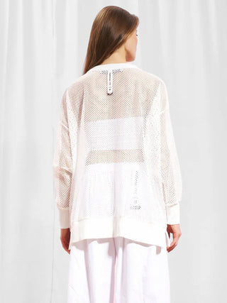 #VDR Sweat white 17055: Transparentes Mesh-Shirt mit mehrfarbigem Sternenprint und glitzernden Details, locker geschnitten, breite Bündchen, Zipper-Tag am Rücken, ideal für stylische, auffällige Mode.