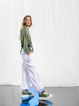 Weiße #VDR Pant 17387 Cargo-Hose mit weitem Schnitt, sportlichen Bündchen am Knöchel, Gummibund mit Tunnelzug, seitlichen Taschen und Zipper-Detail. Ideal für lässigen, urbanen Look.