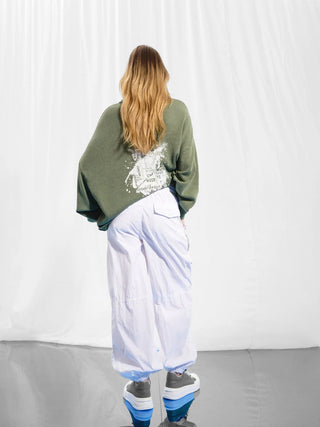 #VDR Pant 17387 white: Locker geschnittene Cargo-Hose mit abgesteppten Nähten, Gummibund, Tunnelzug und elastischen Beinabschlüssen. Seitentaschen und dezente Label-Applikation ergänzen das urbane Design.