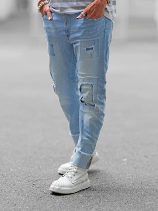 Die OFF#DLY Denim Cervia Lightblue Jeans zeigen authentische Risse und fransige Säume mit Zipper-Details, ideal für einen urbanen Streetstyle-Look.