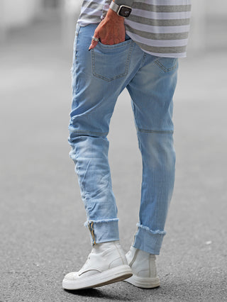 OFF#DLY Denim Cervia Lightblue: Jeans mit authentischen Rissen, leichten Waschungen und fransigem Saum. Zipper-Detail am Beinabschluss, ideal für lässige Streetstyle-Looks. Stretchmaterial sorgt für bequemen Sitz.