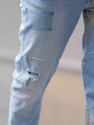 OFF#DLY Denim Cervia Lightblue Jeans mit authentischen Rissen, leichten Waschungen und fransigem Saum. Zipper-Detail am Beinabschluss für urbanen Streetstyle-Look.