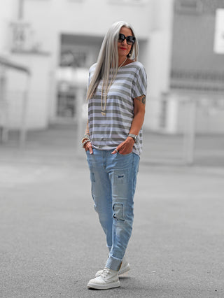 Die OFF#DLY Denim Cervia Lightblue Jeans zeigt authentische Risse, leichte Waschungen und einen fransigen Saum mit Zipper-Detail, ideal für lässige urbane Styles.