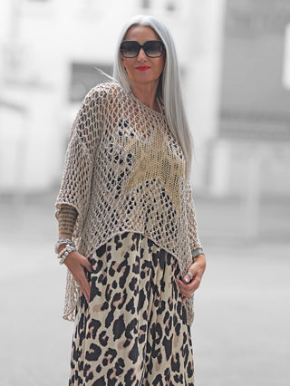 Netzpulli „Star“ beige aus grobmaschigem Acrylstrick mit großem, eingestricktem Stern in Kontrastfarbe. Lockerer, oversized Schnitt, ideal für Layering und kreative Looks.