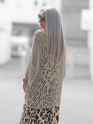 Der OFF#DLY Netzpulli Star beige zeigt einen grobmaschigen Strick mit eingestricktem Stern, lockerem Schnitt und luftiger Struktur, ideal für stylische Layering-Looks.