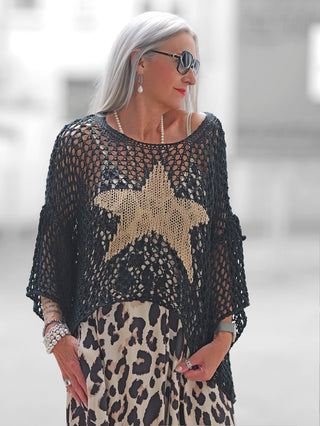 Netzpulli „Star“ schwarz: Grobmaschiger Strickpullover mit eingestricktem Sternmuster, lockerer Schnitt. Perfekt für stylische Layering-Looks, empfohlen bis Größe 44, aus 100% Acryl.