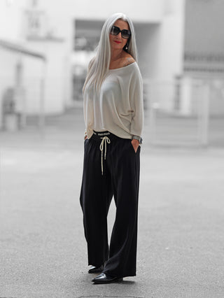 OFF#DLY Pulli Pisa offwhite: Locker geschnittener Pullover mit 3/4-Fledermausärmeln und weichem U-Boot-Ausschnitt, tragbar als off-shoulder, aus fließendem Materialmix für einen femininen, entspannten Look.