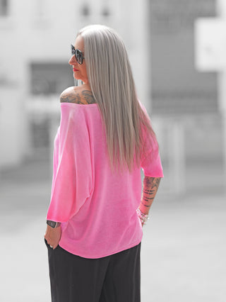 OFF#DLY Pulli Pisa pink: Locker geschnittener Pullover mit 3/4-Fledermausärmeln und weitem U-Boot-Ausschnitt, der auch schulterfrei getragen werden kann, aus einem leichten Viskose-Polyester-Elasthan-Mix.