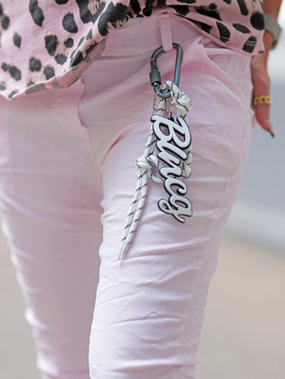 OFF#DLY Joggpant Peccioli lightpink: Schmal geschnittene, zart rosé Jogpant mit „Bling“-Anhänger und Kordel-Detail, leicht weiß gebatiktem Muster, aus weichem, elastischem Material für stilvolle Freizeitlooks.