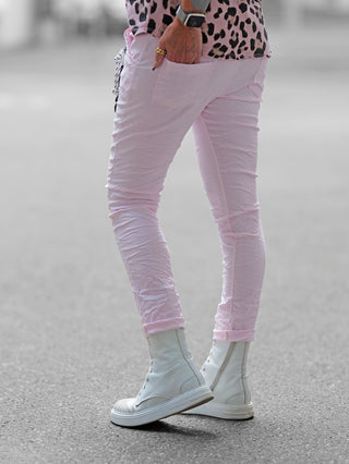 OFF#DLY Joggpant Peccioli lightpink, schmal geschnittene Hose mit „Bling“-Anhänger und Kordel-Detail, leicht gebatikter Look, ideal zu Shirts oder Blusen, aus weichem, elastischem Material.
