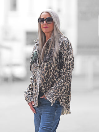 OFF#DLY Jacke Torbole leo: Oversized Blusenjacke im Leo-Print mit glitzernden Fransen und Nieten-Details, ideal für einen stilvollen, mutigen Look. Perfekt zum Layern über verschiedenen Kleidungsstücken.