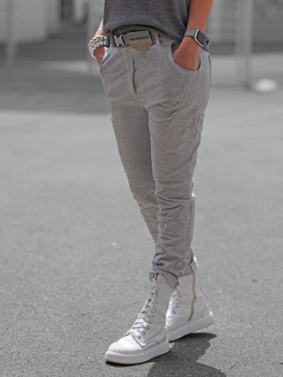 OFF#DLY Pant Lennox grey: Lässige Jogpant in Beige mit sportlichem Gürtel, urbanem Touch und Crinkle-Look, aus weichem Viskosemix, Einheitsgröße passend bis Größe 40.