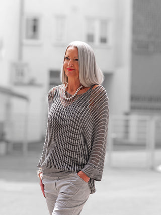 OFF#DLY Netzpulli Treviso in grauem Netzdesign, luftig gestrickt mit weichen Materialien. Einheitsgröße, locker fallend, ideal für Freizeit-Looks, perfekt kombinierbar mit passendem Stricktop.