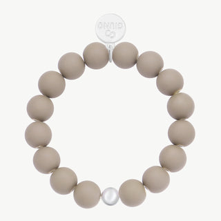 OFF#DLY Armband braun, Nahaufnahme eines modischen Acryl- und Kupferarmbands mit Perlen, als elegantes Schmuckstück und Accessoire; freigröße und 19g schwer.