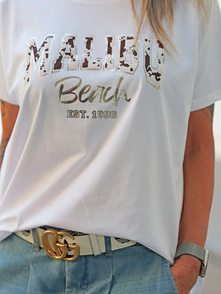 OFF#DLY Tee Malibu white, lässig geschnitten mit Malibu Beach Est. 1996 Frontprint, vermittelt Strandatmosphäre. Hergestellt aus weicher Baumwoll-Elasthan-Mischung, ideal für Freizeit-Outfits. Einheitsgröße, empfohlen bis Größe 42.