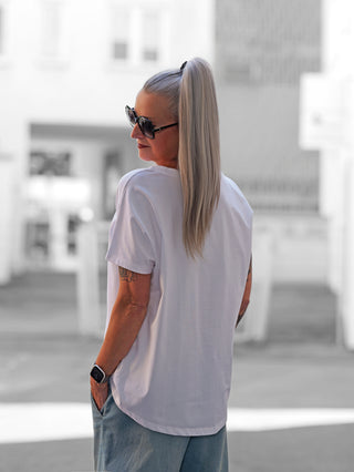 OFF#DLY Tee Malibu white mit „Malibu Beach Est. 1996“ Frontprint, lässigem Schnitt, aus Baumwolle-Elasthan-Mix. Einheitsgröße bis Gr. 42, ideal für Freizeitlooks mit Jeans oder Shorts.