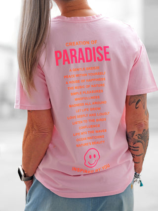 Nahaufnahme des OFF#DLY Tee Smile rosa mit kleinem Smiley-Print auf der Vorderseite und inspirierendem Rückendesign, gefertigt aus weichem, dehnbarem Baumwoll-Elasthan-Mix. Perfekt für Freizeit-Outfits.
