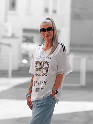 Damen-Trikotshirt OFF#DLY Trikot 29 Leo white mit Leoparden-Print auf der 29, Spitzenverzierungen an Saum und Ärmeln, Einheitsgröße, sportlich-femininer Look aus 100 % Baumwolle.