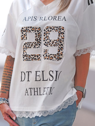 Das OFF#DLY Trikot 29 Leo white zeigt eine große „29“ mit Leoparden-Print und Spitzenverzierungen an Saum und Ärmeln, perfekt für sportlich-glamouröse Damenmode.