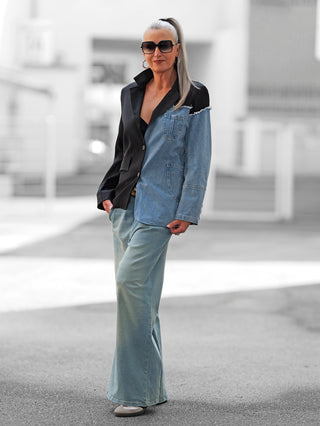 Der OFF#DLY Blazer Lazise in schwarzem Denim zeigt einen asymmetrischen Schnitt und Materialmix, ideal für trendige Streetstyle-Looks.