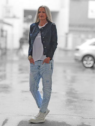 Jacke „Turin“ in Marineblau mit Raw-Edge-Look an Kragen, Saum und Ärmeln; figurbetont, Denim-Optik, stretchiges Material. Perfekt kombinierbar für einen modernen, lässigen Stil.