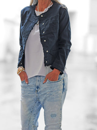 Jacke „Turin“ marine mit Raw-Edge-Look an Kragen, Saum und Ärmeln, figurbetontem Schnitt in klassischer Denim-Optik, betont moderne Silhouette. Stretchiges Material sorgt für angenehmen Tragekomfort.