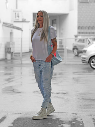 OFF#DLY Destroy bleached Denim: Lässige, hellblaue, leicht übergroße Jeans mit Used-Look und Destroyed-Details, ideal für entspannte Streetstyle-Outfits. Materialmix aus Baumwolle, Polyester und Elasthan.