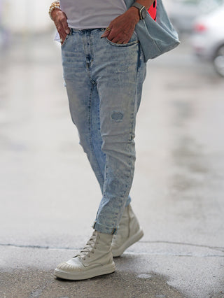 OFF#DLY Destroy bleached Denim: Lässige, hellblaue Relaxed-Fit-Jeans mit Destroyed-Details und Used-Look, ideal für Streetstyle. Hochwertige Baumwollmischung, fällt größer aus. Perfekt für entspannte Outfits.
