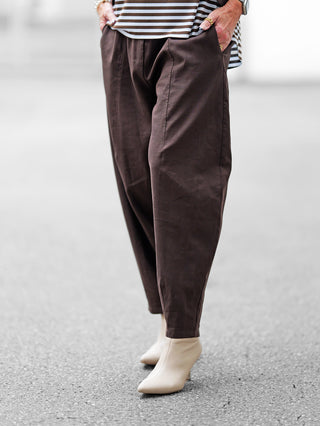 OFF#DLY Pant Alassio braun: Leichte Sommerhose aus Leinen-Viskosemix mit lockerer Passform, elastischem Bund und Bindeband, ideal für warme Tage. Perfekt kombinierbar mit leichten Oberteilen für einen entspannten Look.