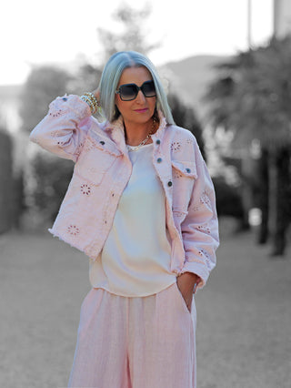 OFF#DLY Jacke Lipari rose in Denim-Stil mit Lochstickerei, leicht oversize geschnitten, aus 100% Baumwolle, ideal für Sommer-Outfits; vielseitig tragbar, offen oder geknöpft, in Einheitsgröße bis 40/42.