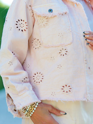 Die OFF#DLY Jacke Lipari rose zeigt einen Denim-Stil mit verspielter Lochstickerei und einem leichten Oversize-Schnitt, ideal für entspannte Sommerlooks.