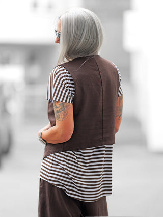 Weste La Spezia braun aus Leinen-Viskosemix, locker geschnitten, mit eleganter Struktur. Perfekt für sommerliche Layering-Looks. Abgebildet als vielseitiges Kleidungsstück, ideal über Blusen oder Shirts.