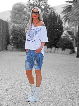 OFF#DLY Short Faded mid blue: Stylische Denim-Shorts mit coolem Print, leichtem Used-Look, hochgekrempelten Beinabschlüssen und klassischem 5-Pocket-Style, ideal für urbane Sommer-Outfits.