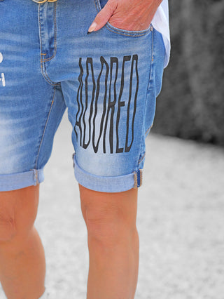 OFF#DLY Short Faded mid blue: Stylische Denim-Shorts mit coolem Print, leicht used Look, hochgekrempelten Beinabschlüssen und klassischem 5-Pocket-Style. Perfekt für urbane Sommer-Outfits.