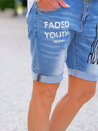 OFF#DLY Short Faded mid blue Denim-Shorts mit coolen Prints, lässigem Used-Look, hochgekrempelten Beinabschlüssen und klassischem 5-Pocket-Style, ideal für urbane Sommer-Outfits.