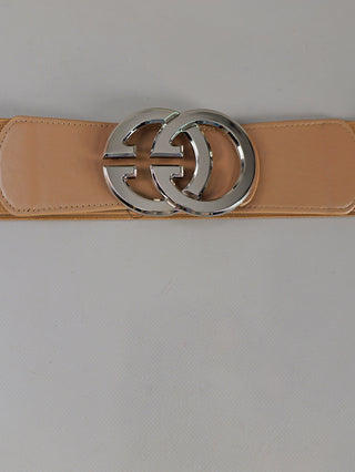 Der OFF#DLY Gürtel GG caramel/silber zeigt einen elastischen Taillengürtel in Tan mit silberner GG-Schließe aus zwei ineinandergreifenden Kreisen, ideal zum Ergänzen von Outfits.