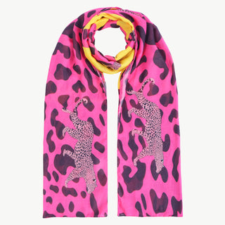 OFF#DLY Leoschal schwarz/pink zeigt ein stilvolles Leopardenmuster in Rosa und Schwarz, gefertigt aus 100% Viskose, ideal als modisches Accessoire für vielseitige Looks.
