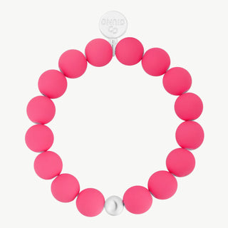 OFF#DLY Armband Pink: Ein elastisches Perlenarmband mit matten, gleichgroßen rosa Kugeln, einem glänzenden Silberakzent und einem kleinen silbernen Markenanhänger oben.