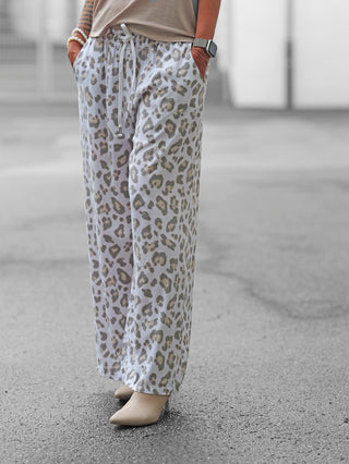 Nahaufnahme der OFF#DLY Pant Pisa Leo white/grey mit weitem Bein und elastischem Bund. Die Hose zeigt ein dezentes Leomuster in weichen Naturtönen, ideal für sommerliche Looks.