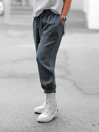 Nahaufnahme der OFF#DLY Leinen Hose Baratti anthrazit mit elastischem Bund und Kordelzug, schmal zulaufenden Beinen mit Gummibund und kleinen Patch-Details für einen lässigen, modernen Look.