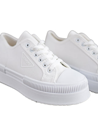 OFF#DLY Canvas Sneeker white: Weiße Low-Top-Sneaker aus Baumwolle mit Schnürung, metallenen Ösen, strukturiertem Zehenbereich und 4 cm Plateau-Gummisohle.
