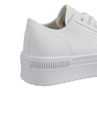 Der OFF#DLY Canvas Sneeker white zeigt eine weiße Rückansicht mit gestepptem Fersenbereich und geriffelter Gummisohle. Der niedrige Sneaker besteht aus Baumwolle mit einer 4 cm hohen Plateausohle.
