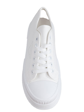 OFF#DLY Canvas Sneeker white: Weißer Low-Top-Sneaker mit Gummikappe und Plateausohle, Metallösen und Fersenlasche, von oben gesehen. Perfekt für einen lässigen Sommerlook.