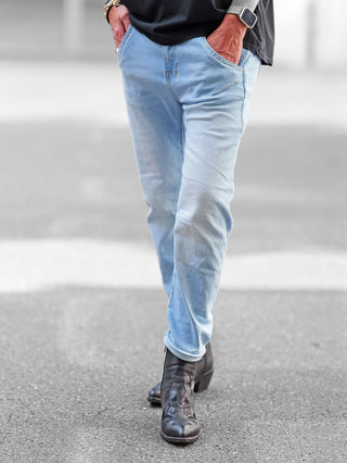 Nahaufnahme von OFF#DLY Denim Riccione lighblue, getragen an einer Person. Die Jeans hat eine lockere Passform und einen modernen Boyfriend-Stil, ideal kombiniert mit verschiedenen Schuhen für einen lässigen Look.